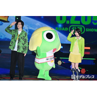 あの＆霜降り明星・粗品「ガルアワ」サプライズ登場 ケロロ軍曹風の緑コーデで仲良くランウェイ【ガルアワ2026SS】