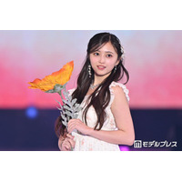 乃木坂46井上和、ノースリワンピで夏先取り 華やかオーラ放つ【ガルアワ2026SS】