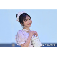 AKB48小栗有以、胸元リボンがキュートな華やかワンピ着こなし お団子ヘア×シュシュで甘さ全開【ガルアワ2026SS】
