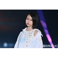 あの、流し前髪で雰囲気ガラリ 圧巻美脚際立つミニ丈コーデに「小顔際立つ」「何頭身？」と注目集まる【ガルアワ2026SS】