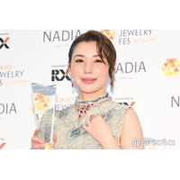 仲里依紗、夫・中尾明慶との「13回目の結婚記念日」密着2ショット公開「バラの花束が素敵」「いつまでもラブラブで憧れ」とファン歓喜