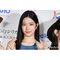 LE SSERAFIMカズハ、ほっそり美脚際立つミニ丈衣装姿「素晴らしい着こなし」「脚のラインに目を惹かれる」とファン絶賛