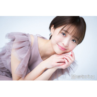 渡邊渚、ブルーのシースルードレス姿公開「透明感すごい」「胸元の肌見せがセクシー」の声