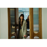 知的スタイルから華やかドレス姿まで『マテリアリスト 結婚の条件』ダコタ・ジョンソン”ルーシー”のファッションに注目