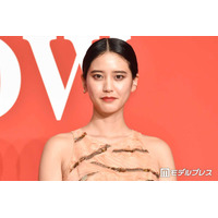 山崎紘菜、脚線美際立つアシメスカート姿に絶賛の声「ため息が出るほど美しい」「神スタイル」