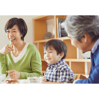 少しぎこちない祖父と6歳の孫。すると「なんで…」お笑い番組を見た孫の鋭い一言に「心がほっこり」