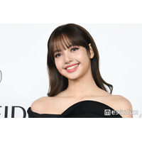 BLACKPINKリサ、メットガラでの“腕が4本”奇抜ドレス姿が話題「歩く芸術品」「アーティステックで美しい」