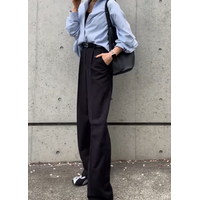 ブルーシャツ×ブラックワイドパンツが大人かっこいい。きれい見えとアクティブ感を両立する着こなし術【40代の毎日コーデ】