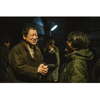 「これは悲惨」佐藤二朗の断髪式や丸山隆平＆MEGUMIら共演『名無し』　和気あいあいメイキング解禁