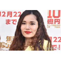 平野ノラ、美脚スラリのミニスカ×ロングブーツ姿「それスノ」ママコーデに「着こなし最高」「爽やかセクシー」と反響