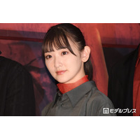 生駒里奈、ベッドに横たわるニット姿で美ウエスト際立つ「大人の魅力が増してる」「圧倒的な透明感」と反響