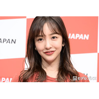 板野友美、素肌輝くキャミソール姿に絶賛の声「透き通るような美肌」「絵になる」