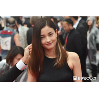 黒木メイサ、黒ショーパンコーデからスラリ美脚「格好良すぎ」「オーラがすごい」の声