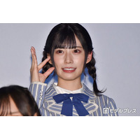 元日向坂46メンバー、白ノースリワンピの夏コーデ披露「透明感すごい」「ひまわり畑にぴったり」
