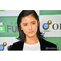 藤井萩花、ソファでくつろぐ親子ショット公開「仲の良さが伝わる」「オフ感たっぷりで癒される」の声