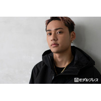 コムドットひゅうが、上裸で鍛えられた腹筋披露「めちゃくちゃ格好良い」「ビジュ爆発してる」の声