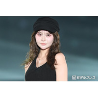 登録者数80万人超YouTuber、21歳バースデーの白ミニドレス×赤タイツ姿に「美脚が眩しい」「おしゃれで可愛すぎ」と絶賛の声