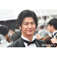 速水もこみち「いつもありがとう」妻・平山あやと肩を寄せ合う夫婦ショット公開「ずっとラブラブで素敵」「幸せオーラがすごい」と反響