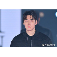 「脱出おひとり島」出演の“イケメンカフェ経営者”キム・ジョンス、オールブラックコーデでランウェイ闊歩 日本イベントで存在感放つ【関コレ2026A/W】