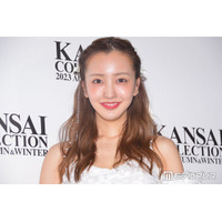 板野友美、ミニ丈ボトムス×ロングソックスで美脚スラリ「憧れのスタイル」「大人ガーリー素敵」と反響