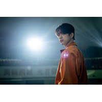 パク・ジニョン演じる“若返り”教祖が規格外パワー披露『ハイファイブ！』ポスター＆予告編