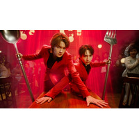 M!LK佐野勇斗＆吉田仁人、共演CM第2弾で赤スーツ姿に 普段の生活で譲れないこと明かす「死守したいのは睡眠時間」