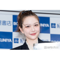 村重杏奈、美ボディ際立つ水着姿で川遊び満喫「透き通るような白い肌に目が釘付け」「重ね着コーデ可愛すぎる」の声