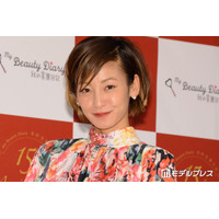 西山茉希、セルフ“泡カラー”中の姿公開「自分でやってるの親近感」「アルミホイル真似します」の声