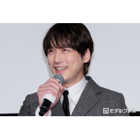 坂口健太郎の娘役、初日舞台挨拶にサプライズ登場 サボテン型のバルーンを持って壇上へ【私はあなたを知らない、】