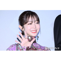 峯岸みなみ、美脚際立つミニスカコーデで奄美大島満喫「脚が真っ直ぐで綺麗」「スタイル良くて憧れる」の声