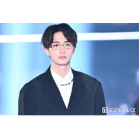 野村康太、シックなメガネ×黒スーツ姿に会場悲鳴「色気溢れてる」「似合いすぎ」と絶賛の声【TGC2026A/W】