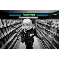 レディー・ガガ、ファミマ新CMでアルバイト姿 レジ打ち・モップかけ等の日常業務「とても刺激的でアーティスティックな経験だった」