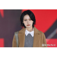 安斉星来、キャメルカラーのコート×ミニ丈ワンピで美脚披露 イエローの差し色映える【ガルアワ2026A/W】