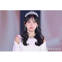 ≠ME鈴木瞳美、ティアラ×オフショルトップスで美肩際立つ キュートなウィンクで会場魅了【ガルアワ2026A/W】