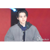 鈴鹿央士、ブルゾン×ジャケットの重ね着スタイル チェック柄マフラーでこなれ感演出【ガルアワ2026A/W】