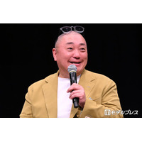 2児の父・山本圭壱、1歳長女・にこりちゃんとの公園ショットに反響「パパの帽子被ってるサイズ感可愛い」「似てる」