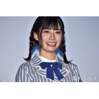 元日向坂46東村芽依、美脚際立つワンショル×ミニスカコーデに絶賛の声「透明感レベチ」「ちらっと見える肩のラインが綺麗すぎる」