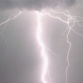ヤバすぎる！走る選手の「10m後ろに落雷」の瞬間がこれ 画像
