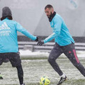 レアル・マドリー選手たち、「雪合戦」で大はしゃぎする 画像