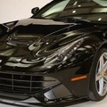クロースとメンディ、イカツい漆黒フェラーリで乗り付ける 画像
