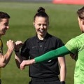 英プロリーグ、初めて「女性が主審を担当」！歴史的ジャッジが話題 画像