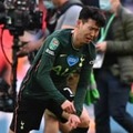 ソン・フンミン、号泣…デブライネたちが優しく慰める