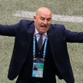 ロシア監督、記者会見でコーラ飲む 画像