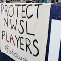 米女子サッカー、指導者の性的虐待に抗議…試合を中断し「円陣」作る 画像