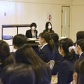 埼玉県立浦和第一女子高で裁判員裁判について講義する十川結衣裁判官（奥左）＝13日正午ごろ、さいたま市