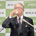 ドリンクタイプのヨーグルトを飲む金子農相＝17日午前、農水省