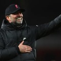 クロップ監督、出待ちリヴァプールファンに神対応！なんとビールを手渡し 画像
