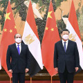 エジプトのシシ大統領（左）と写真に納まる中国の習近平国家主席＝5日、北京の人民大会堂（新華社＝共同）