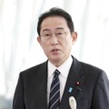視察先の羽田空港で記者団の取材に応じる岸田首相＝12日午前（代表撮影）