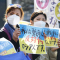 東京・渋谷駅前でロシアのウクライナ侵攻に抗議する日本在住のロシア人女性（左）ら＝27日午後